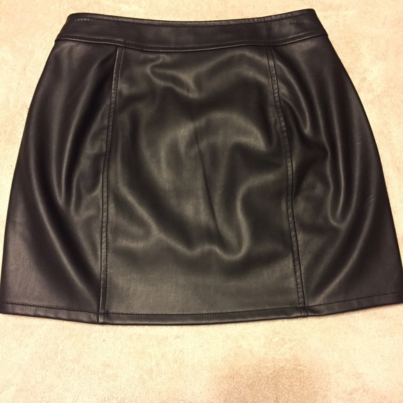 NWOT Faux Leather Skirt - Picture 8 of 8